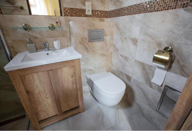 Homely 4 Bedroom Apartment - Old Town - By Upstairs Cracovia Exterior foto