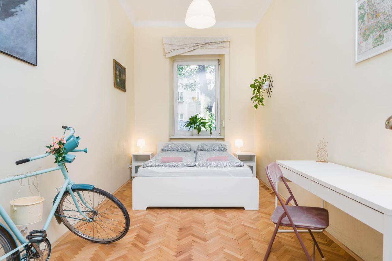 Homely 4 Bedroom Apartment - Old Town - By Upstairs Cracovia Exterior foto
