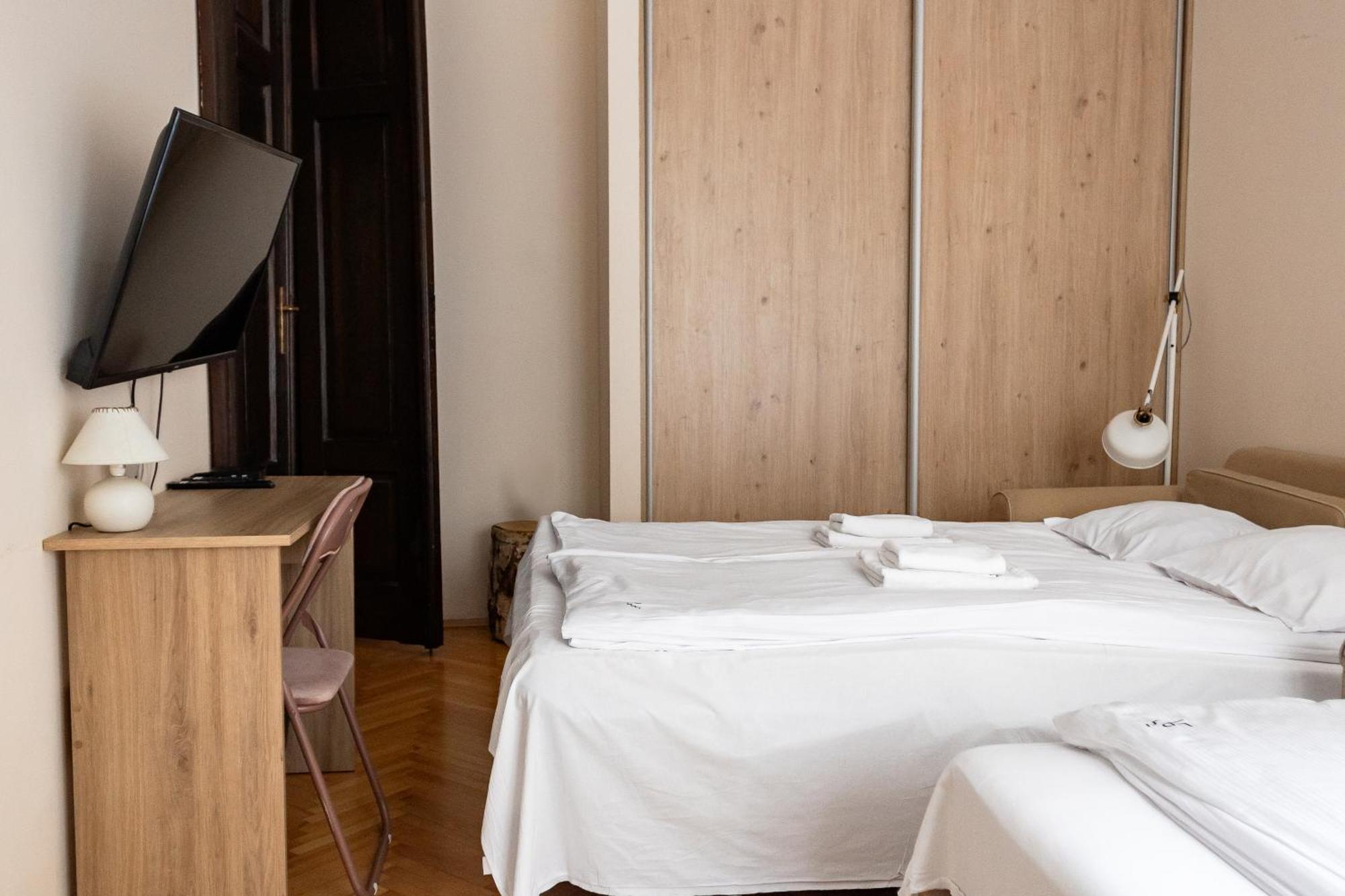 Homely 4 Bedroom Apartment - Old Town - By Upstairs Cracovia Exterior foto